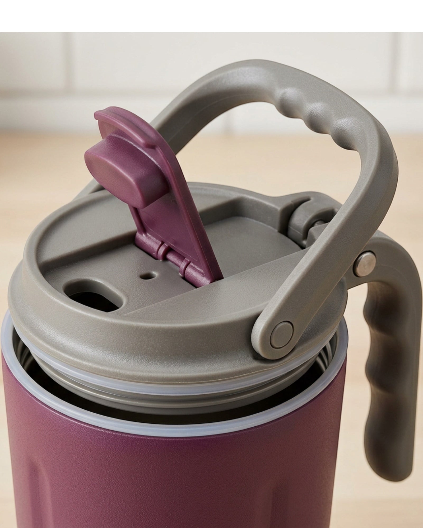 Gndtw Folding-Handle Vacuum Travel Cup 18 oz Plum Stone - Detail view